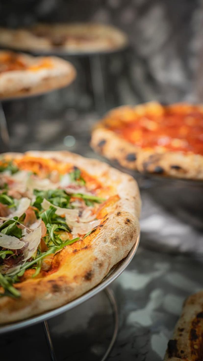 Mesa de pizzas en evento