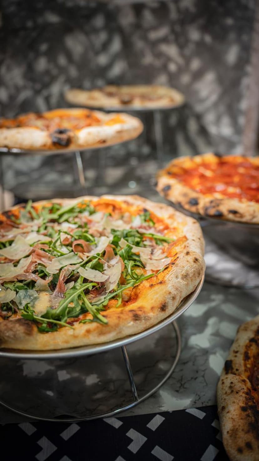 Variedad de pizzas servidas